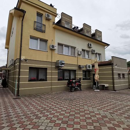 Hotel Vila Sunce Stara Pazova Esterno foto