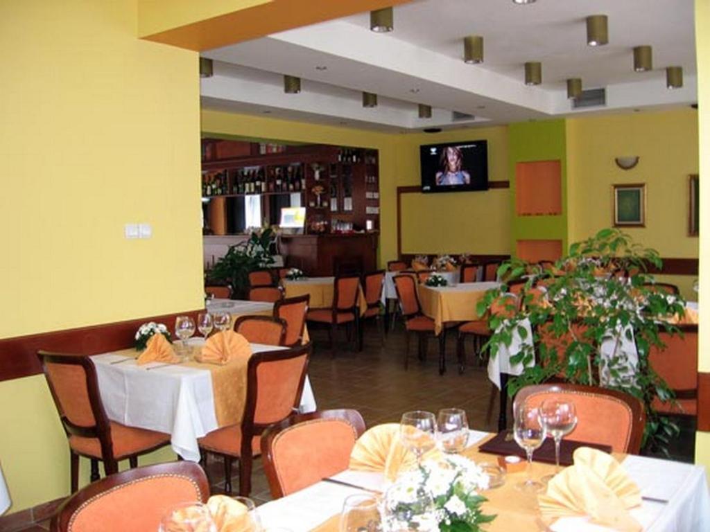 Hotel Vila Sunce Stara Pazova Esterno foto