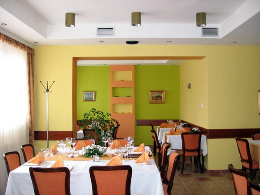 Hotel Vila Sunce Stara Pazova Esterno foto