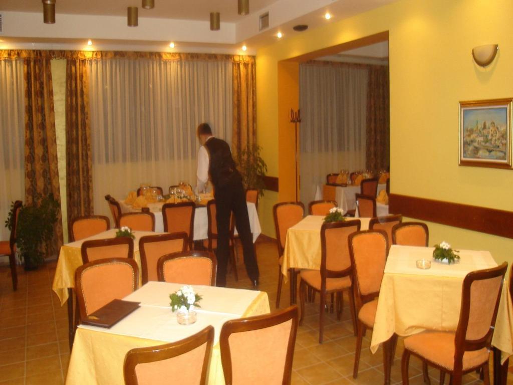 Hotel Vila Sunce Stara Pazova Esterno foto